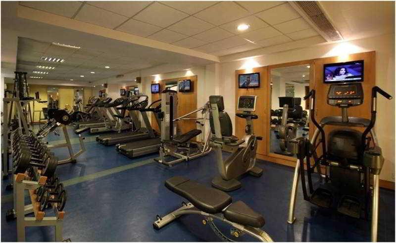 Radisson Jaipur City Center Ngoại thất bức ảnh The gym at the hotel