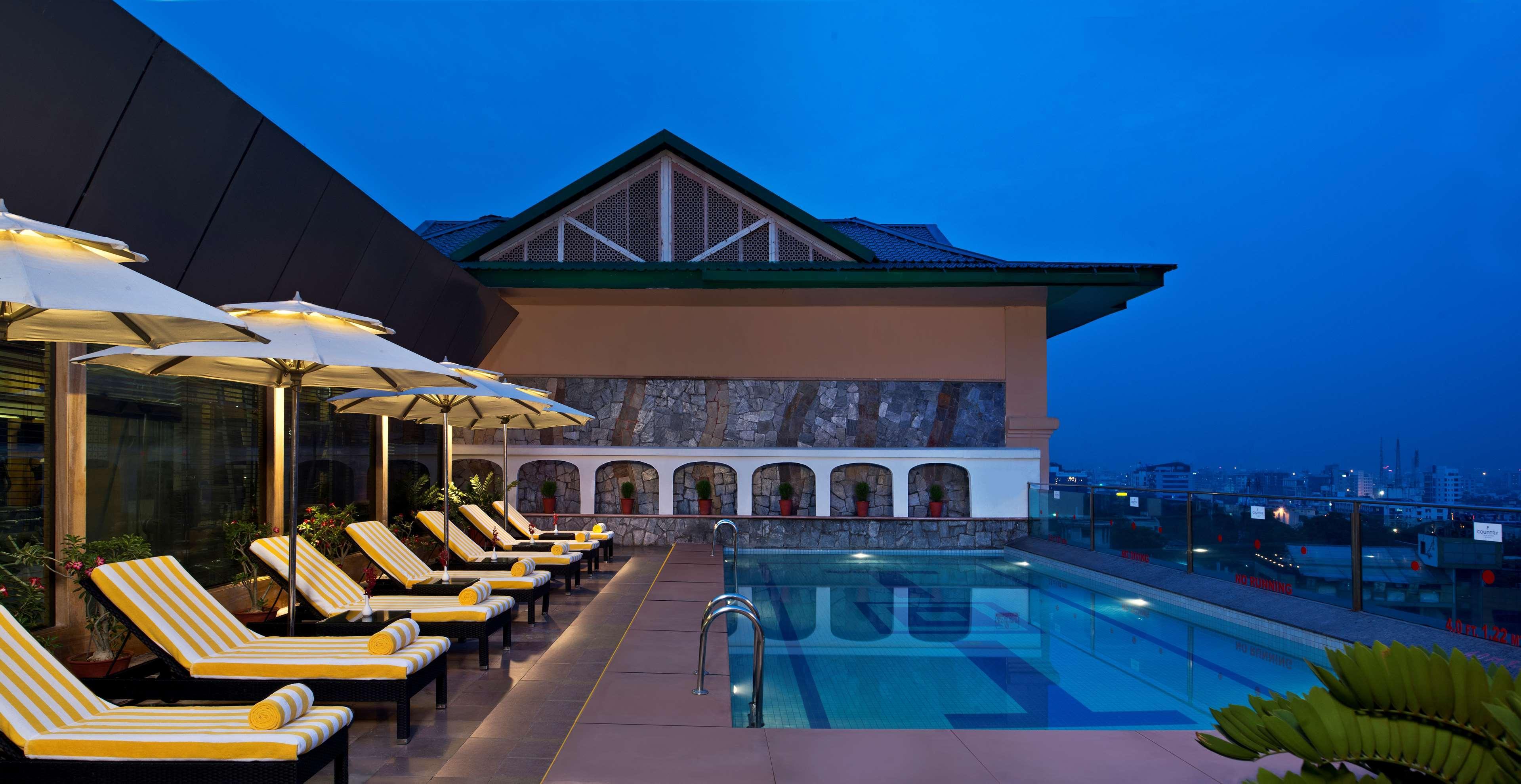 Radisson Jaipur City Center Ngoại thất bức ảnh The pool at the hotel