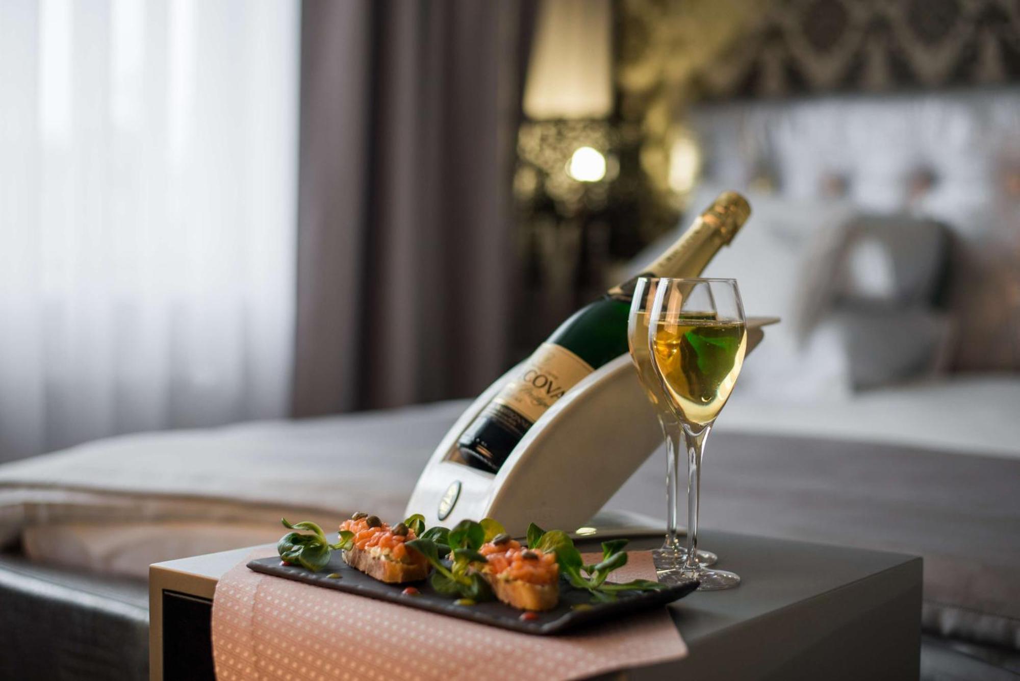 Radisson Jaipur City Center Ngoại thất bức ảnh A bottle of champagne