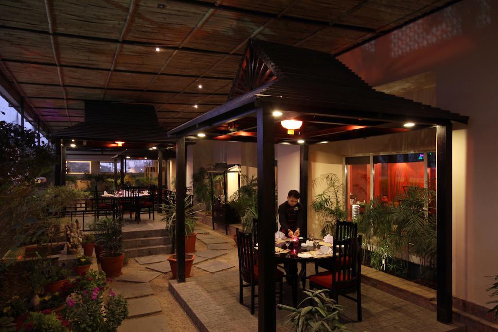 Radisson Jaipur City Center Ngoại thất bức ảnh The interior of a restaurant in Islamabad, Pakistan
